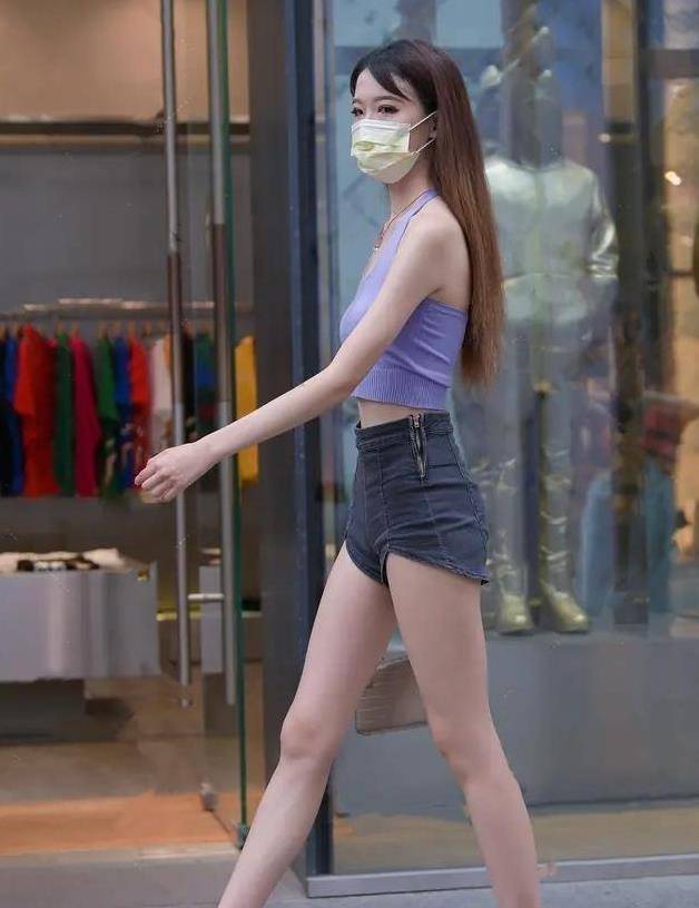 设计|黑色修身连衣裙显瘦，四条肩带设计很有女人味