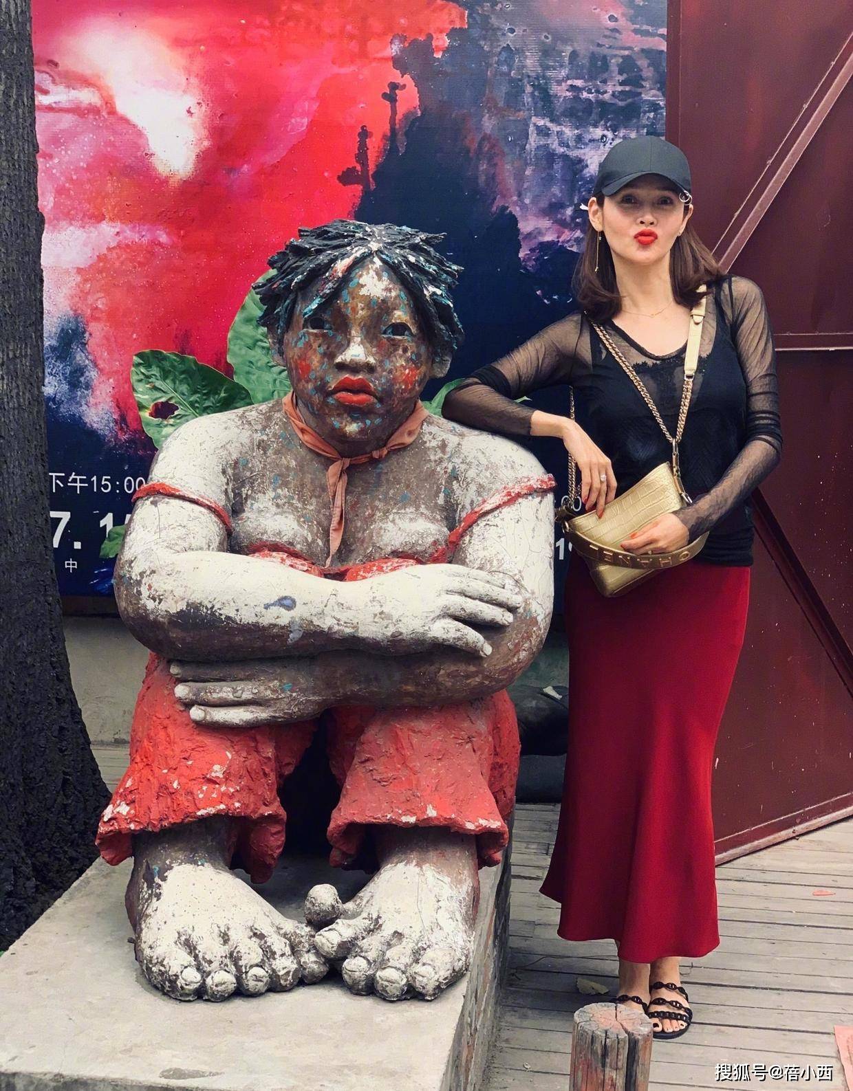 进行|于明加走秀造型惊艳，原装身材穿斜肩鱼尾裙，168比例不输超模