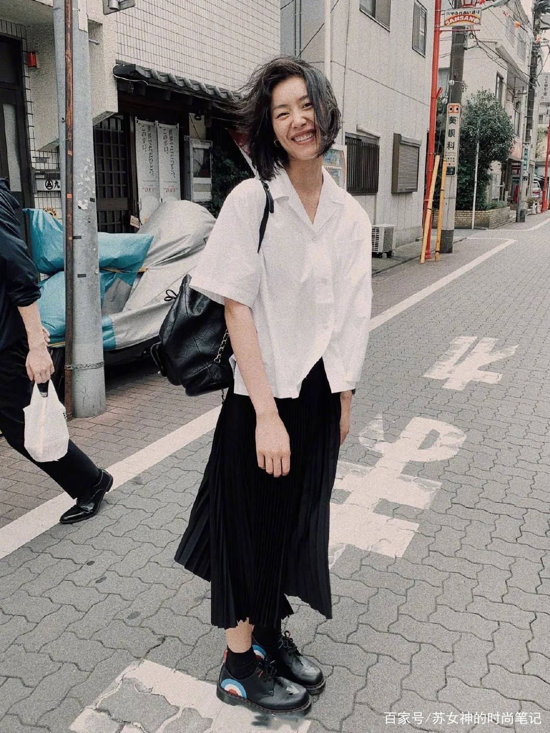 材质|女人不管穿什么，都别配链条包，今年流行“抽绳包”，百搭又时髦