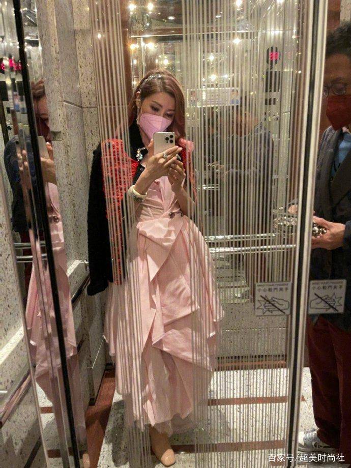 美人|50岁李嘉欣晒照秀粉发，穿粉裙配红夹克，携老公秀恩爱状态极佳