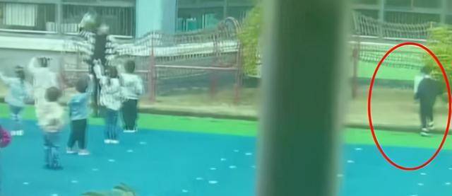 厕所|孩子抗拒去幼儿园，嘴里还嘟囔着“一个人”，宝妈蹲点偷看后气哭