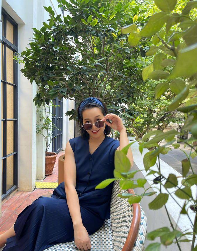 蓝台|朱丹罕见带娃外出逛街,穿无袖马甲小麦肤色抢镜,单手抱娃太强悍