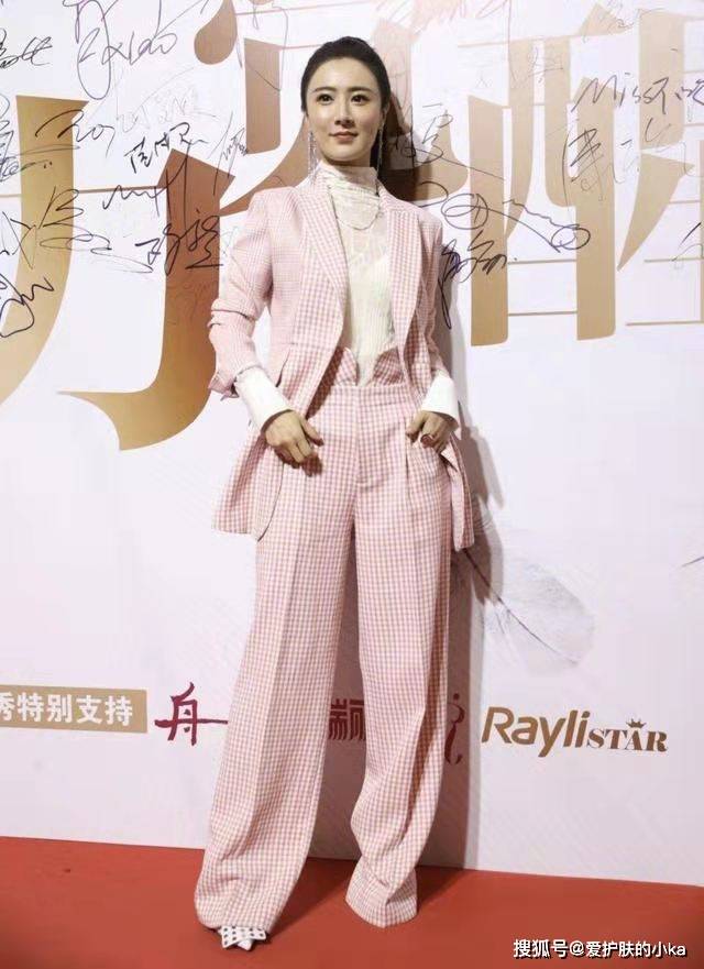 身材|薇娅衣品真好，绿西装配阔腿裤洋气又高级，这派头完全不输女明星
