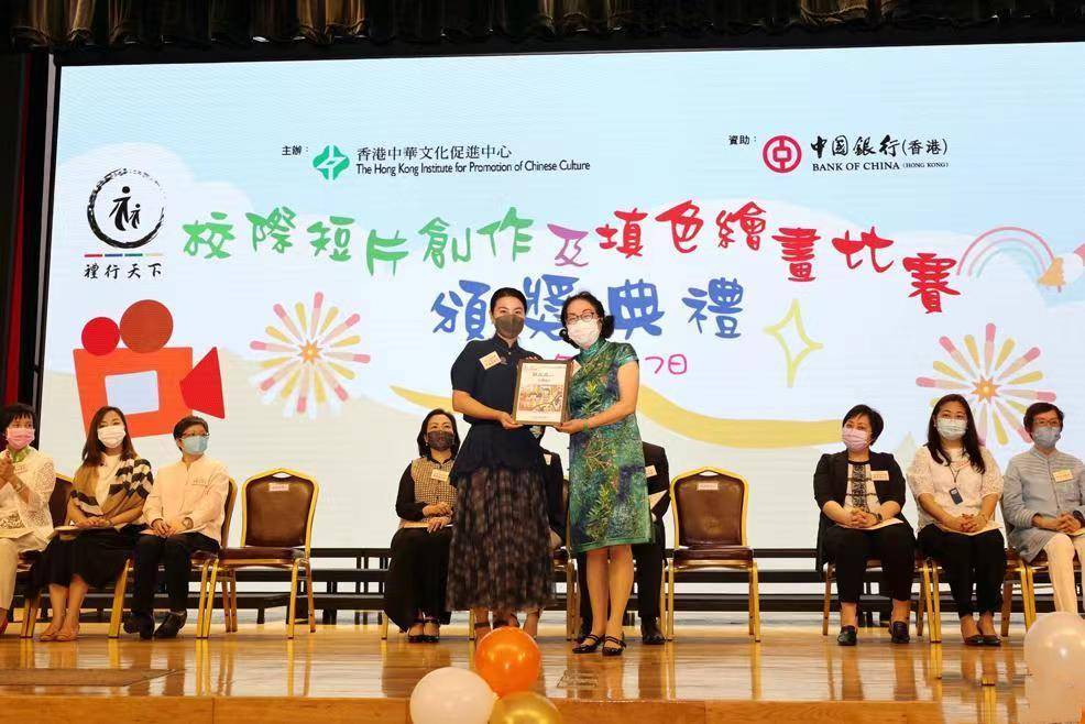 设计|郭晶晶晒照宣传中华文化，穿旗袍配凉鞋，衣着朴素不像豪门儿媳