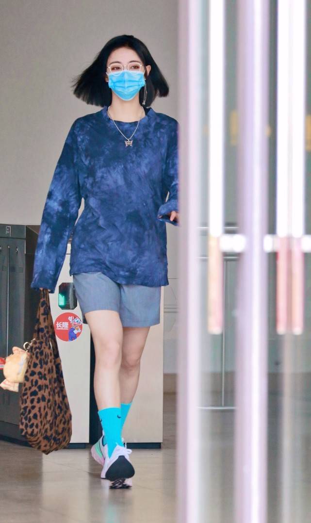 女孩子|穿海军风衬衫的许佳琪太甜了，配百褶裙秀小细腿，笑起来像初恋