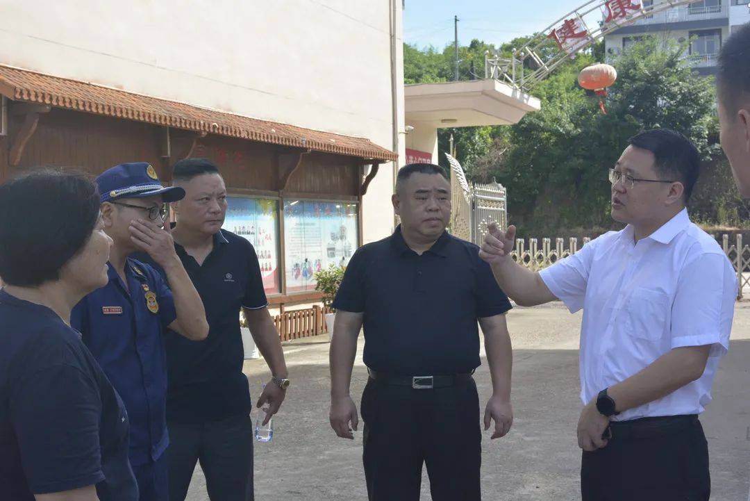 信州区委副书记方淼滨一行开展夏季消防安全检查