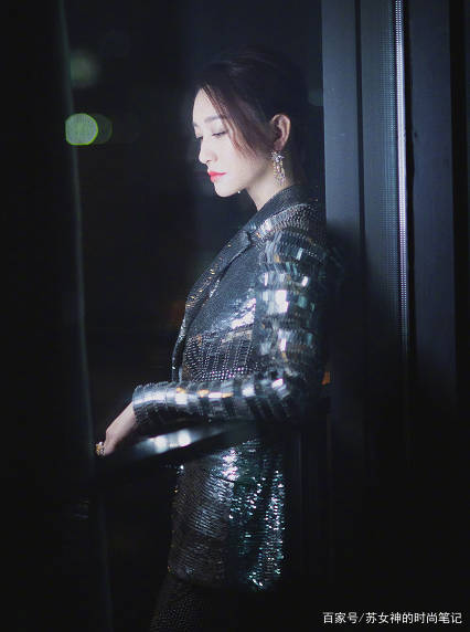 宫廷风|李小冉真不愧是时髦精！一身“液体西装”亮眼又吸睛，女王范十足