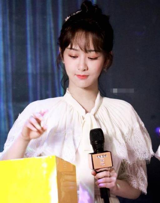 进行|有种自信叫杨紫，自认太年轻，故意穿妈妈裙，但这效果没眼看