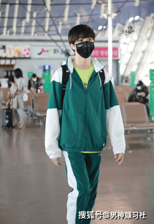 规矩|被誉为“漫画颜”，爱穿破洞裤的陈立农，如今也规矩穿衣了