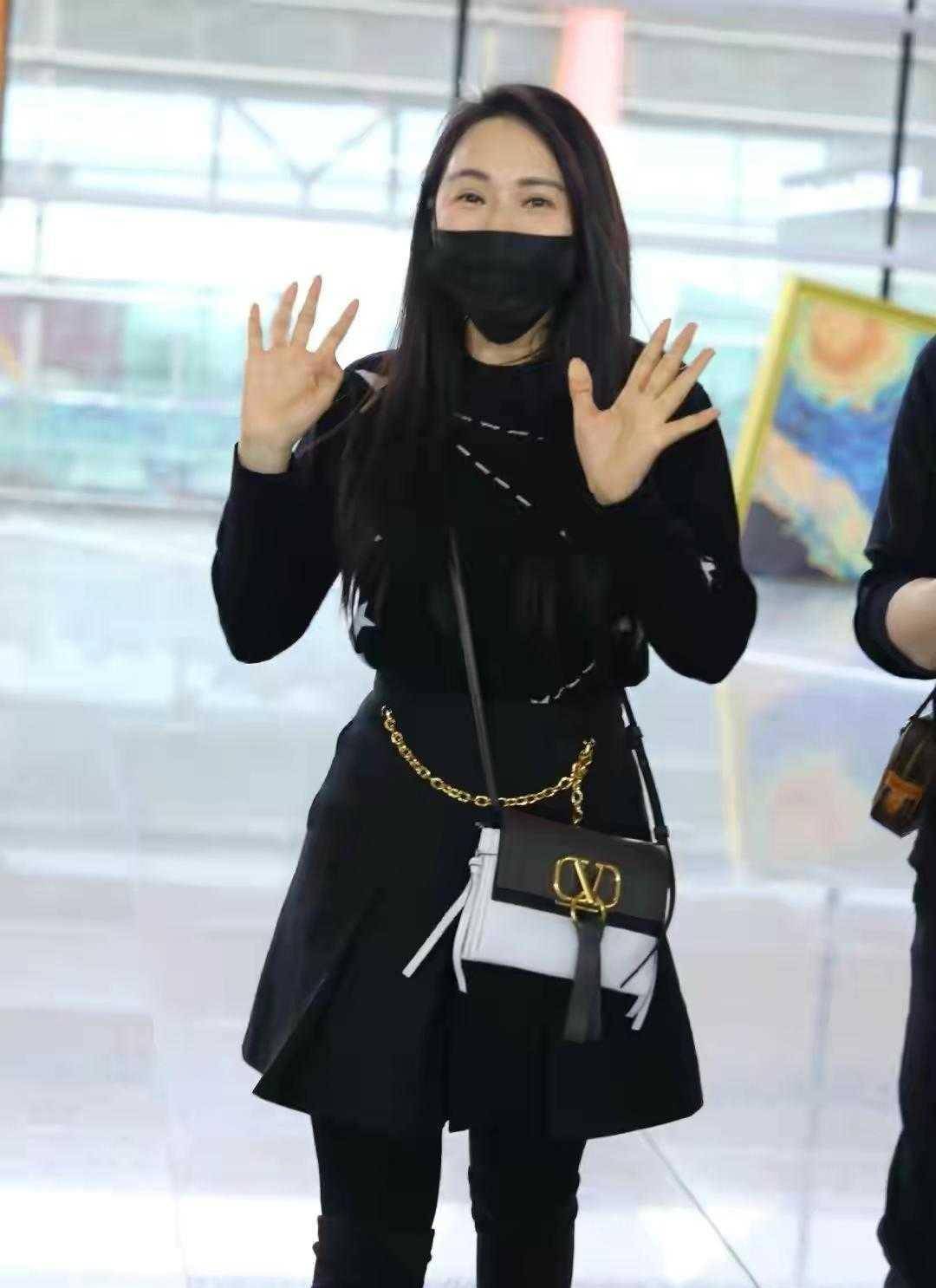 黑色|52岁伊能静真放得开，穿高开叉连衣裙A到爆，小10岁老公像同辈