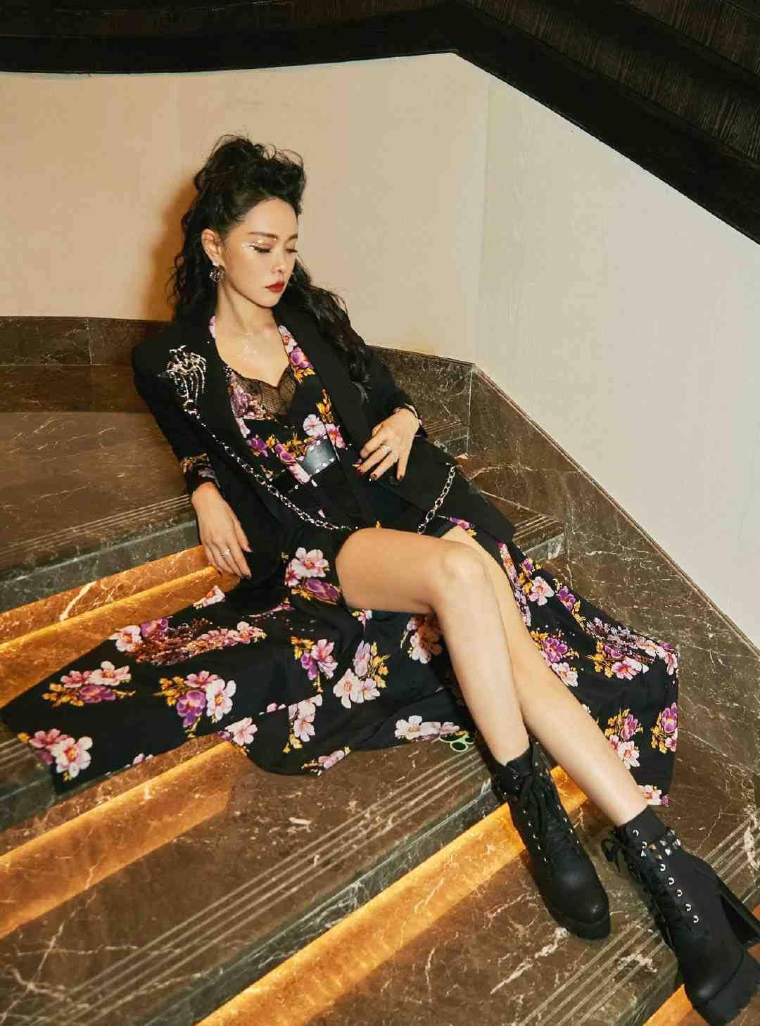 黑色|52岁伊能静真放得开，穿高开叉连衣裙A到爆，小10岁老公像同辈