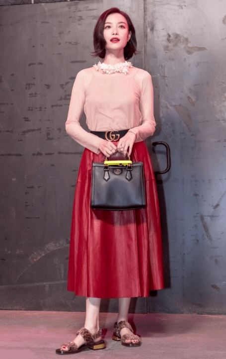 了真|马思纯瘦了真任性!奶奶衫配碎花裙,不仅不显土,意外清新又洋气