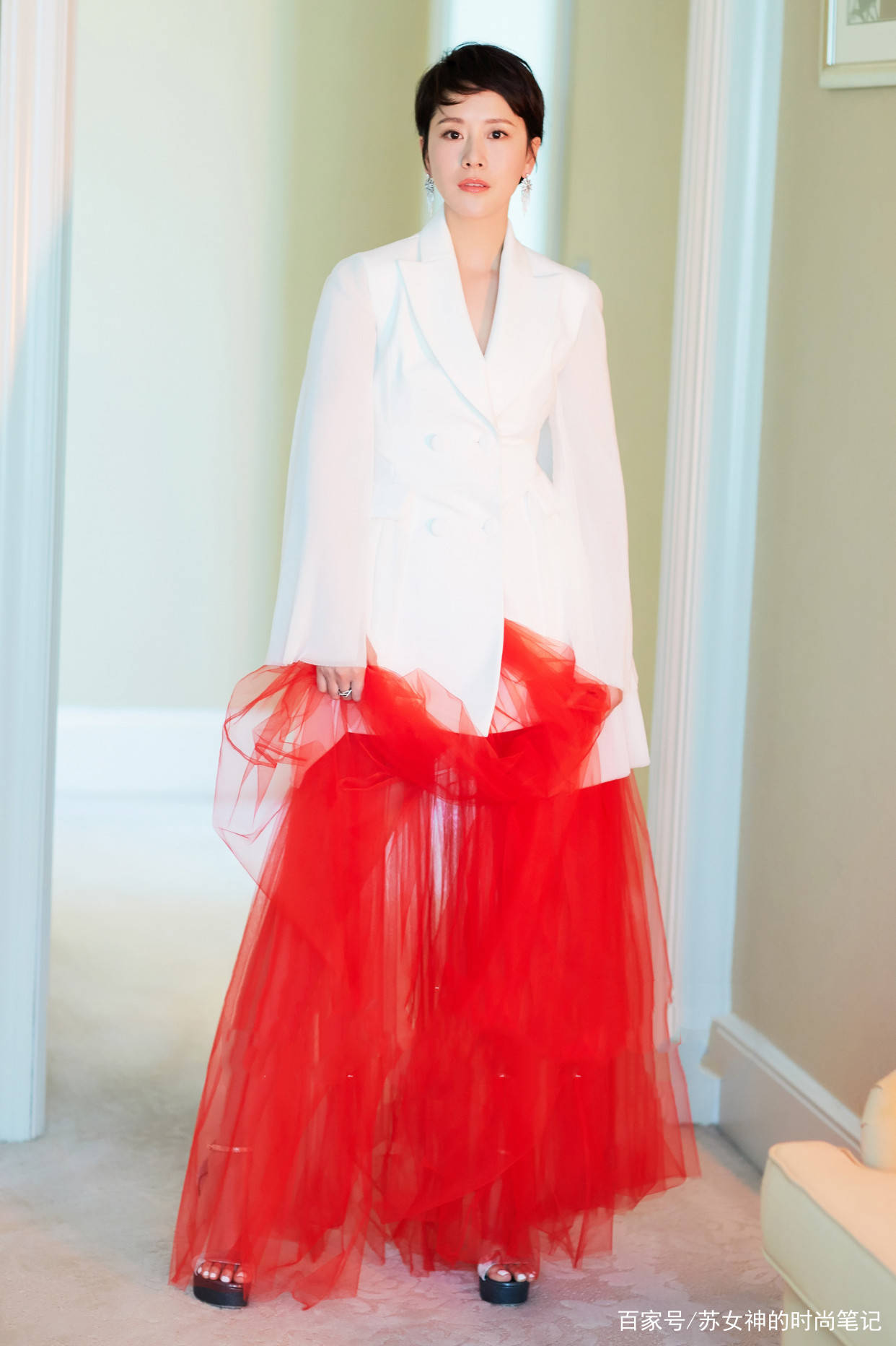 显得|收起你的“大衣”吧，今年流行“西装+裙子”，明星都心动了！