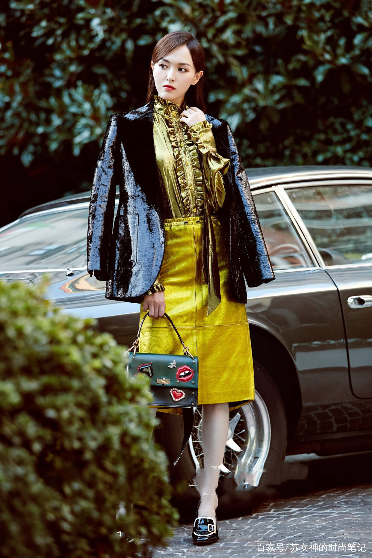 显得|收起你的“大衣”吧,今年流行“西装+裙子”,明星都心动了!