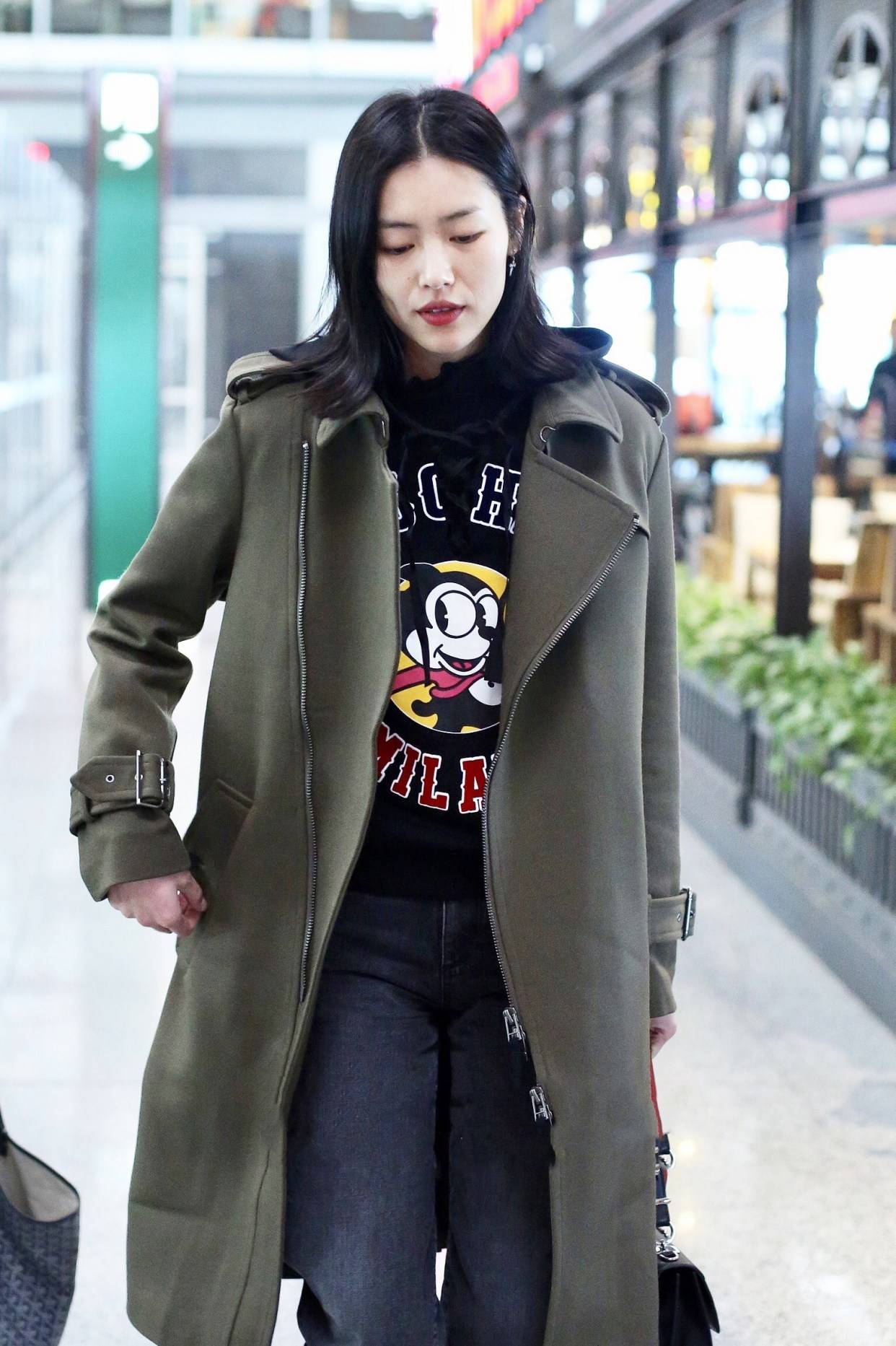 颜色|最近流行一种新穿法，叫“卫衣+外套”，保暖洋气，明星都上瘾！