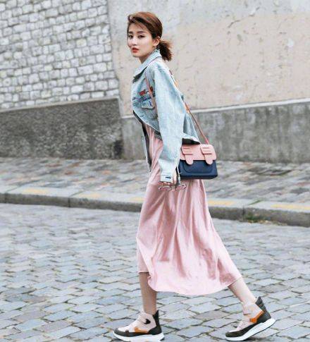 显得|皮衣已经不时兴了，现在流行这种“外套”，时尚复古谁穿谁好看！