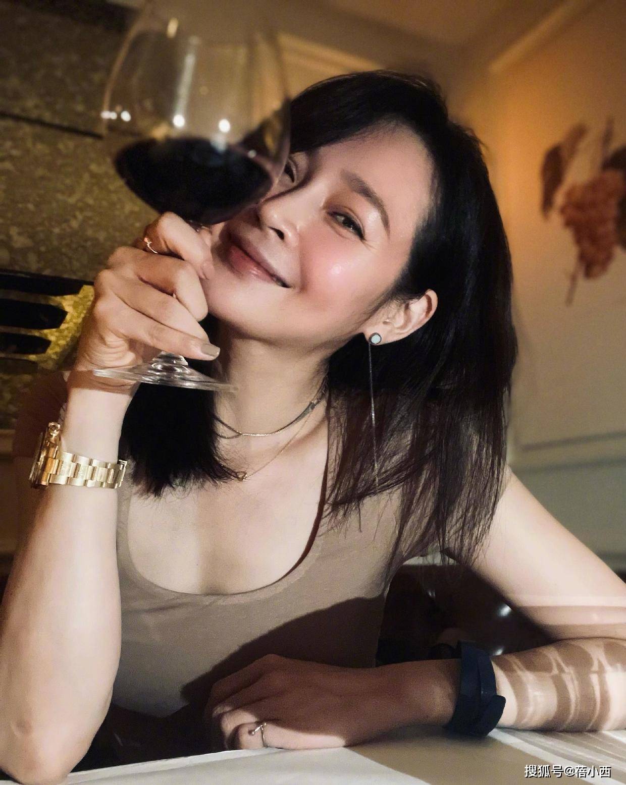 进行|于明加走秀造型惊艳，原装身材穿斜肩鱼尾裙，168比例不输超模