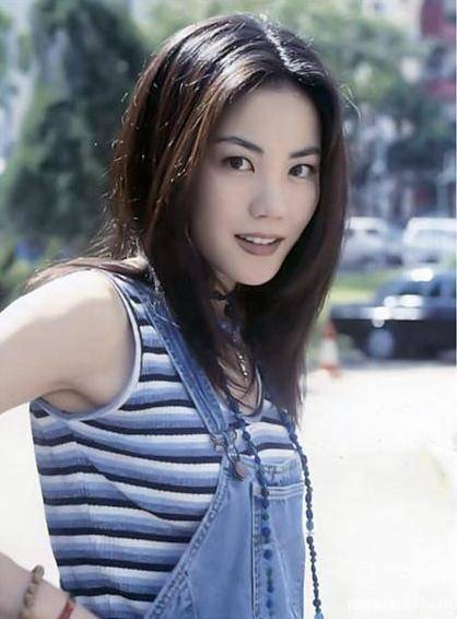 黑色|14岁李嫣染黄发摆摊，身材纤细大长腿堪比王菲，却被质疑太过早熟