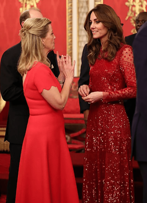 爱德华|英女王小儿媳观看F1大奖赛，粉色连衣裙减龄又贵气，大姑姐也现身