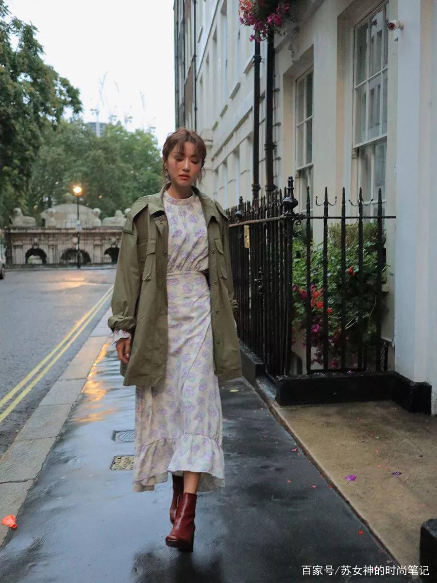 显得|聪明的女人都不穿大衣了，现在流行“薄外套+裙子”，谁穿谁好看