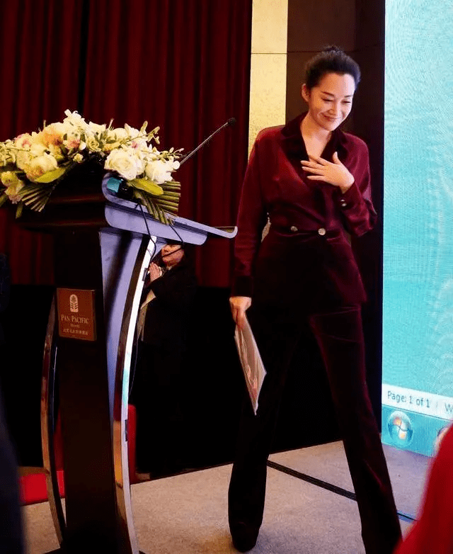 高温|不生孩子状态就是好!52岁许晴顶高温穿大衣皮靴,身材比杨幂还辣