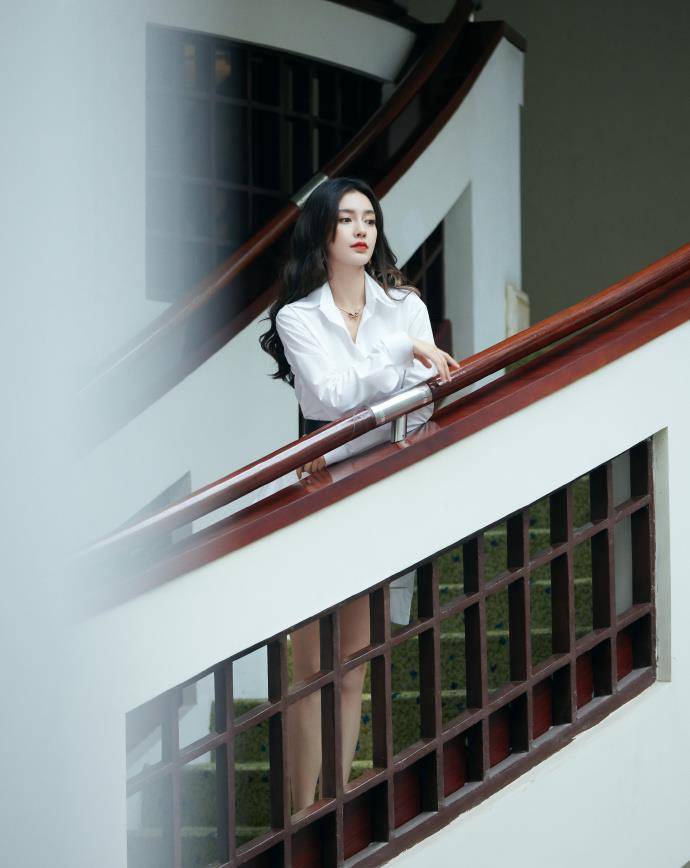 贵妇|珠圆玉润的baby更惹人爱，穿白色衬衫裙藏不住“贵妇感”