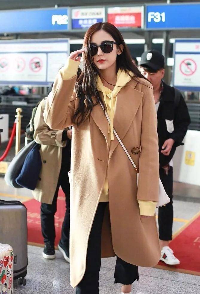 颜色|最近流行一种新穿法，叫“卫衣+外套”，保暖洋气，明星都上瘾！