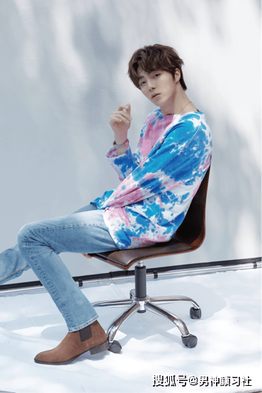规矩|被誉为“漫画颜”，爱穿破洞裤的陈立农，如今也规矩穿衣了