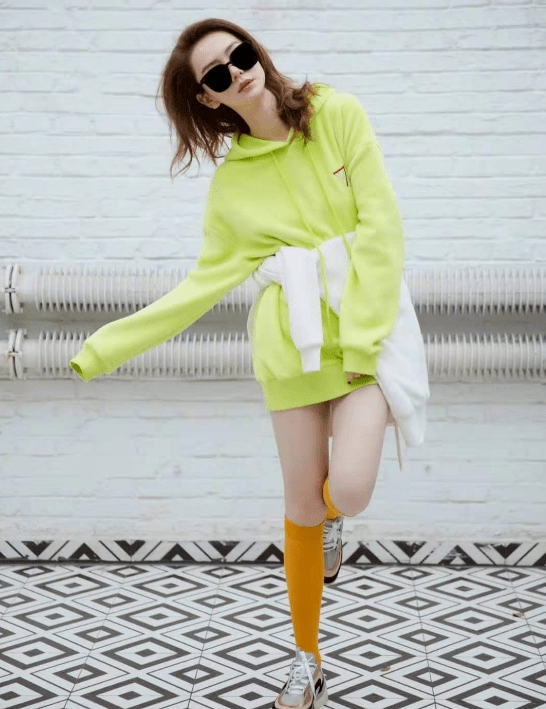 亮点|55岁李若彤太会玩，不露脚踝反而把袜子露出来穿，却意外有减龄感