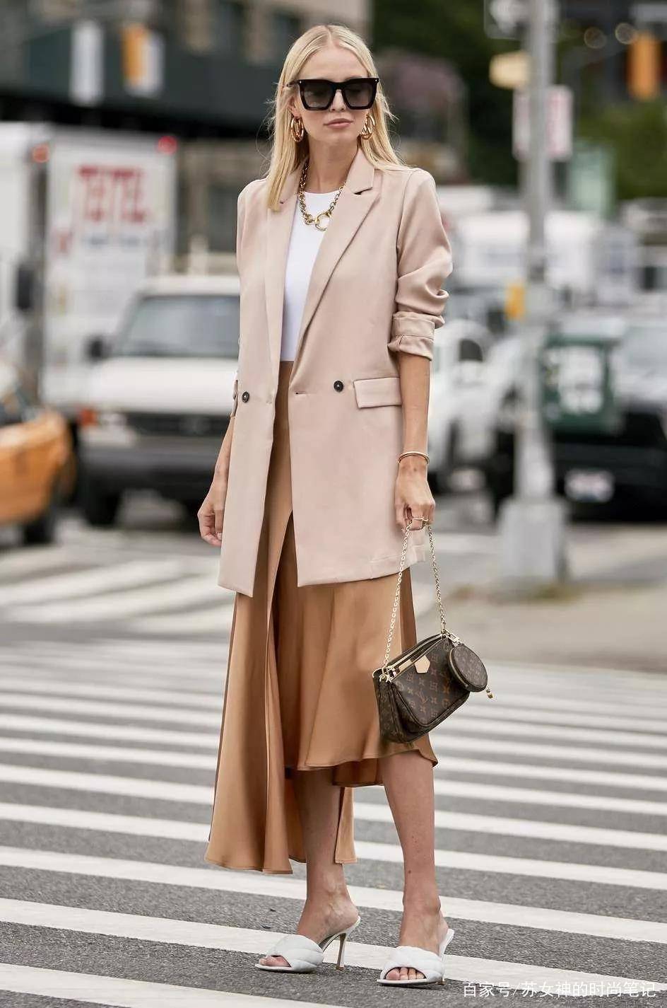 显得|聪明的女人都不穿大衣了，现在流行“薄外套+裙子”，谁穿谁好看