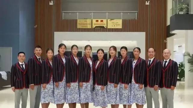 青花瓷|意大利失手了？奥运代表团服装像把西瓜穿身上，比中国青花瓷还土