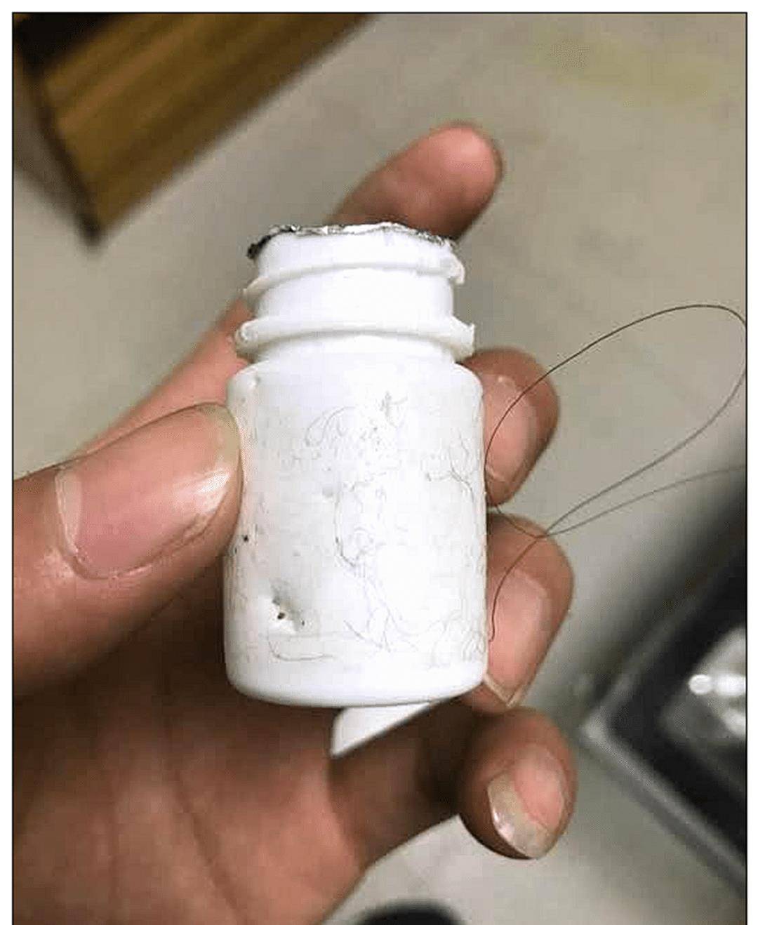 主人下班回家,发现二哈奄奄一息的趴着,看清旁边药瓶后不淡定了 主人下班回家,发现二哈奄奄一息的趴着,看清旁边药瓶后不淡定了