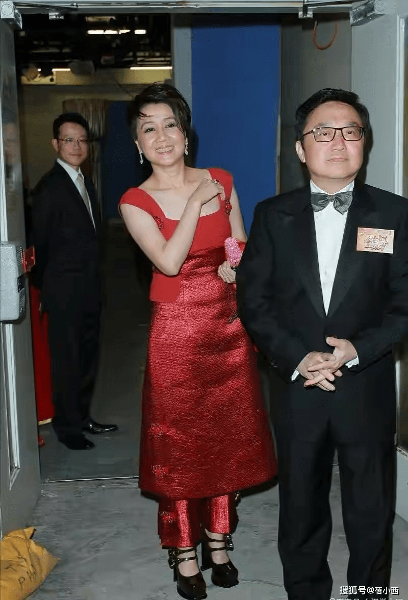 黑色|赌王四太梁安琪真有61岁？穿红裙子配喇叭裤，扮嫩起来真不尴尬