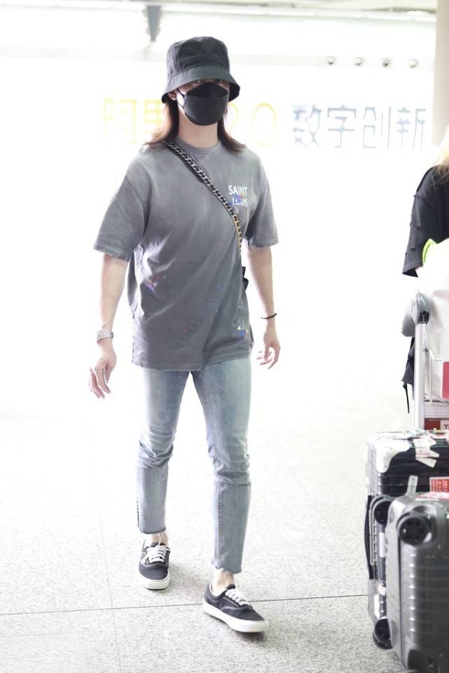尹正|尹正风格走偏了？紧身裤+披肩长发个性文艺，这样穿真需要胆量
