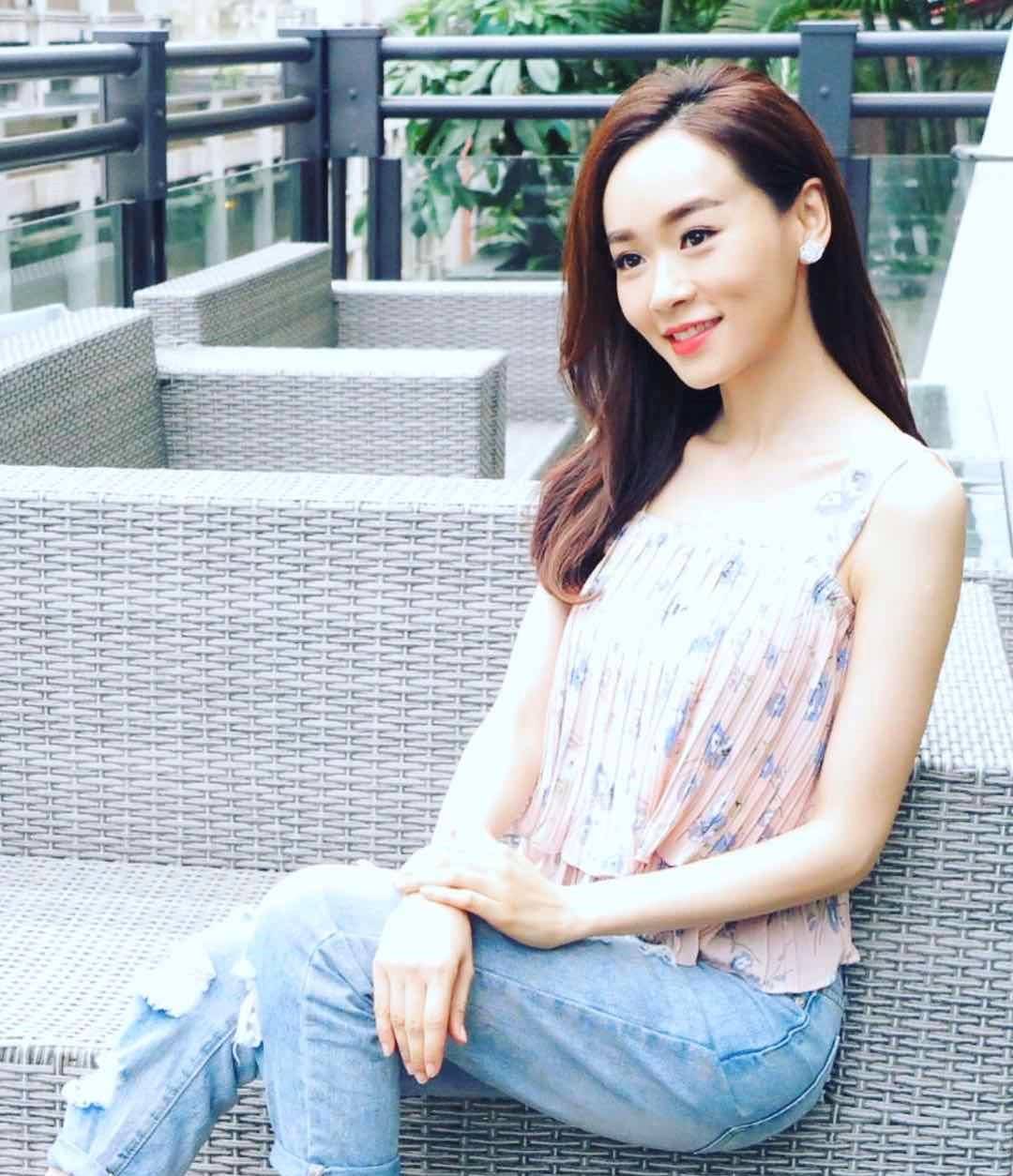 杨思琦|41岁杨思琦冻龄女神，穿红色吊带连衣裙大秀身材，减龄又洋气