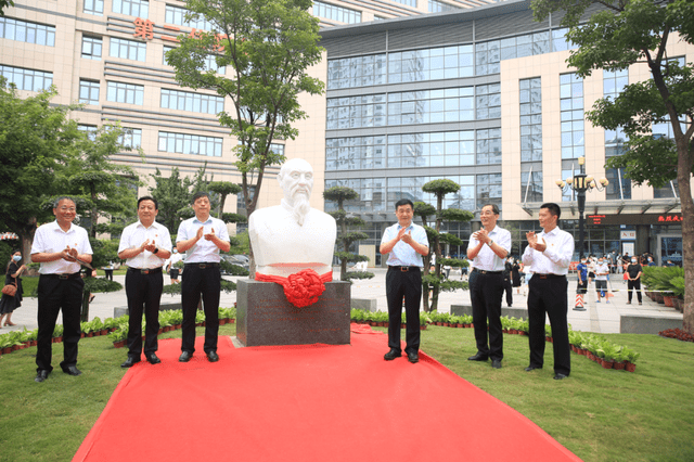 传承红色基因彭延泰先生雕像在河南中医药大学一附院落成