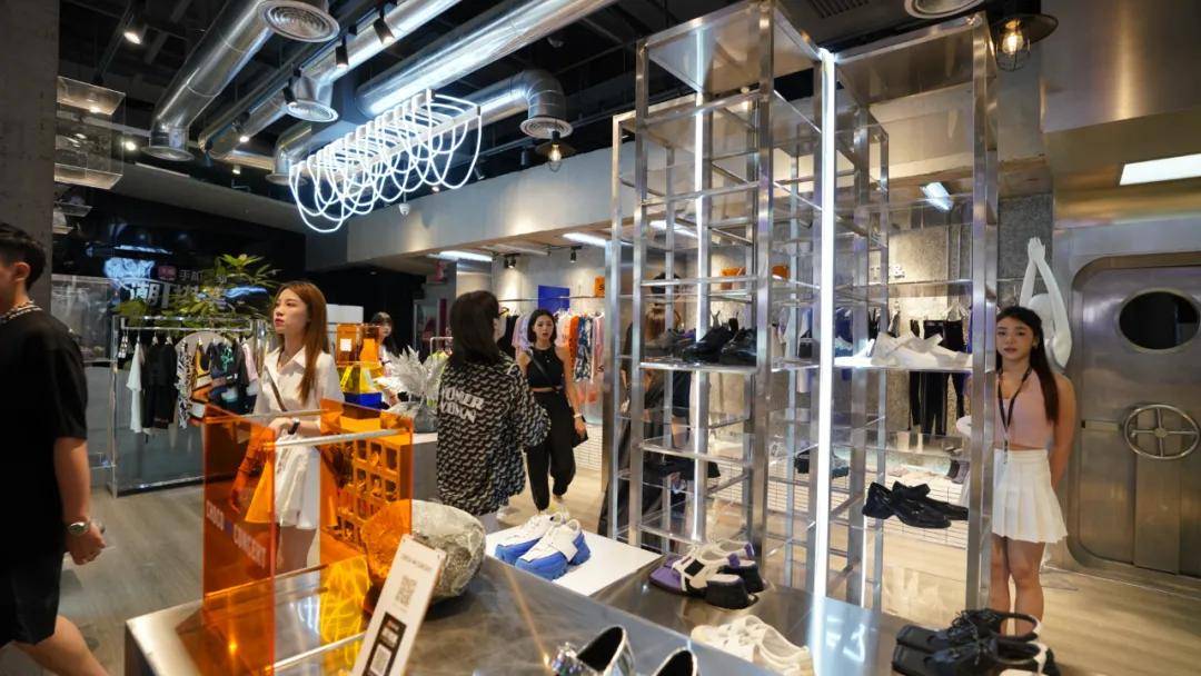 淮海|TX淮海再起潮流新风尚,手机天猫潮搭案上海首展,人潮汹涌!