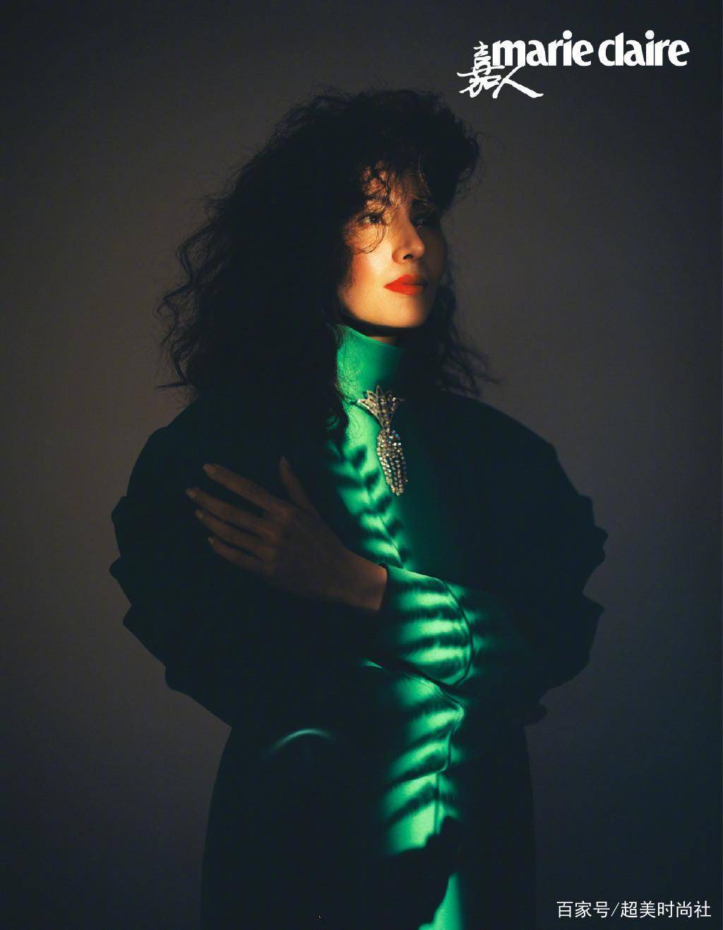 美人|50岁李嘉欣晒照秀粉发，穿粉裙配红夹克，携老公秀恩爱状态极佳