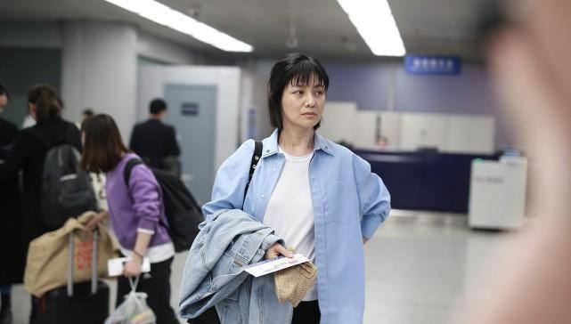 胡可|胡可沙溢都老夫老妻了还这么腻歪，走路也要搂着，还挺让人羡慕的