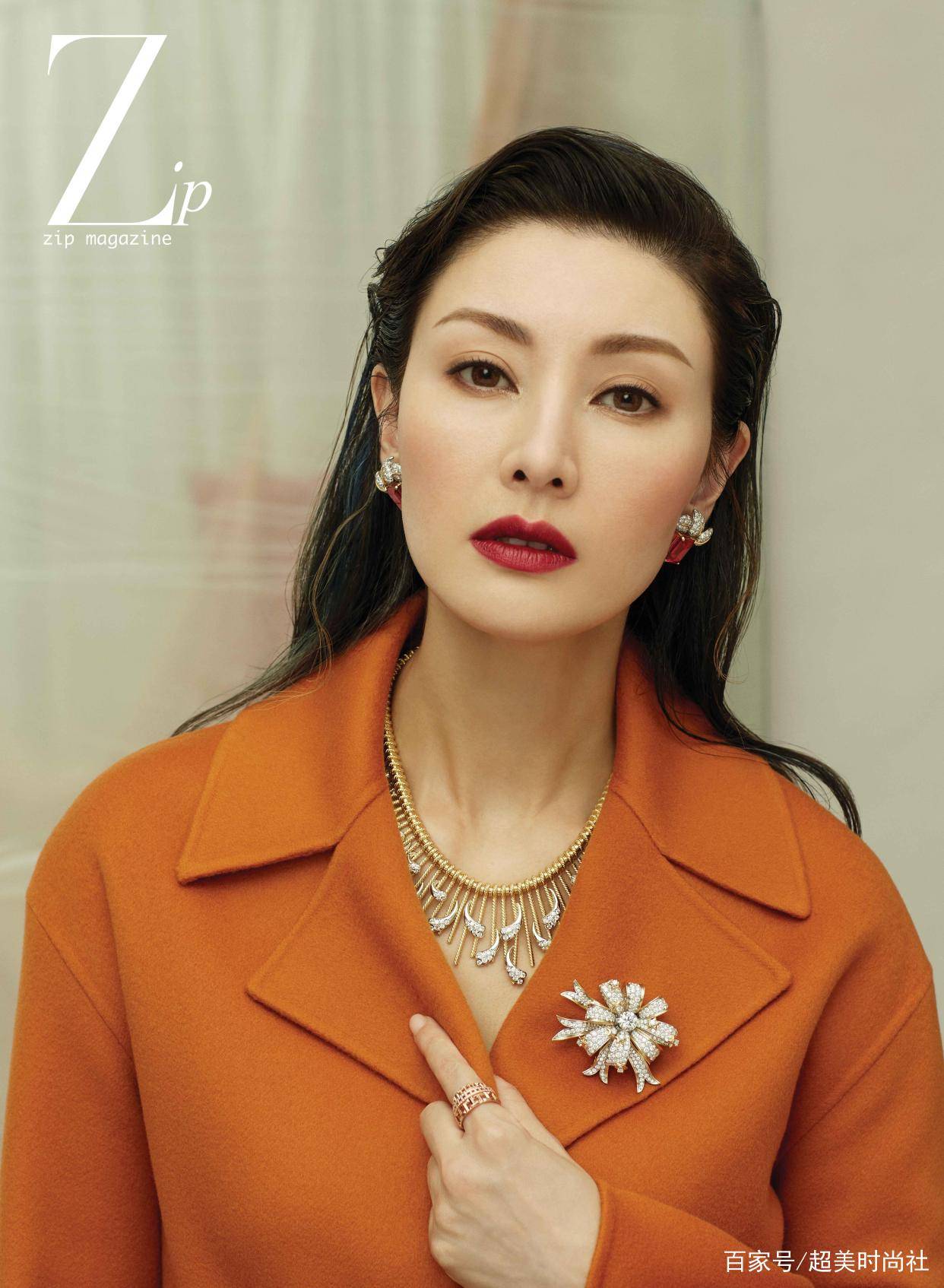 美人|50岁李嘉欣晒照秀粉发，穿粉裙配红夹克，携老公秀恩爱状态极佳