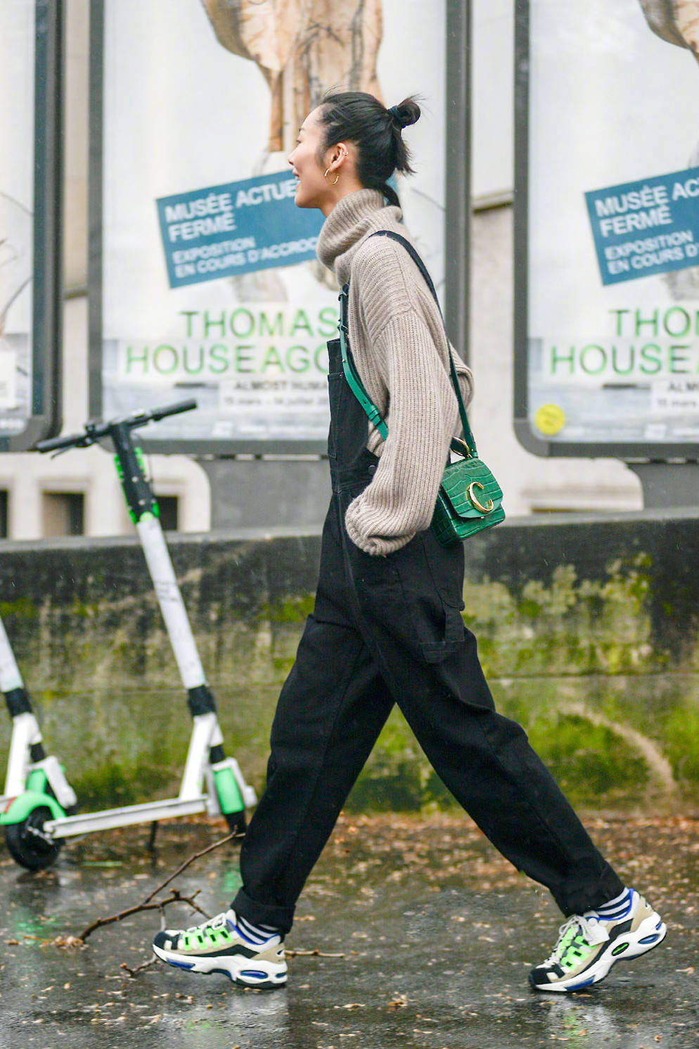 大衣|入夏先别买打底衫,瞧瞧明星都穿的“堆堆领针织衫”,谁穿谁美