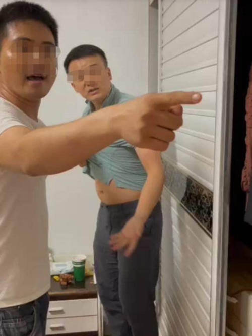 老公|女幼师出轨被抓，公公和老公直接堵到家里，一经曝光引发热议