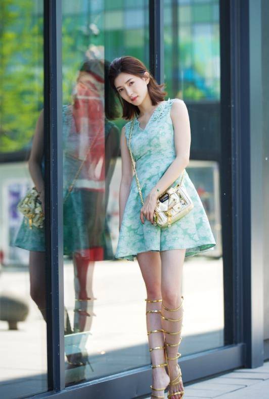 高跟鞋|江疏影真会凹造型!浅绿色连衣裙清新减龄,罗马鞋大秀“小鸟腿”