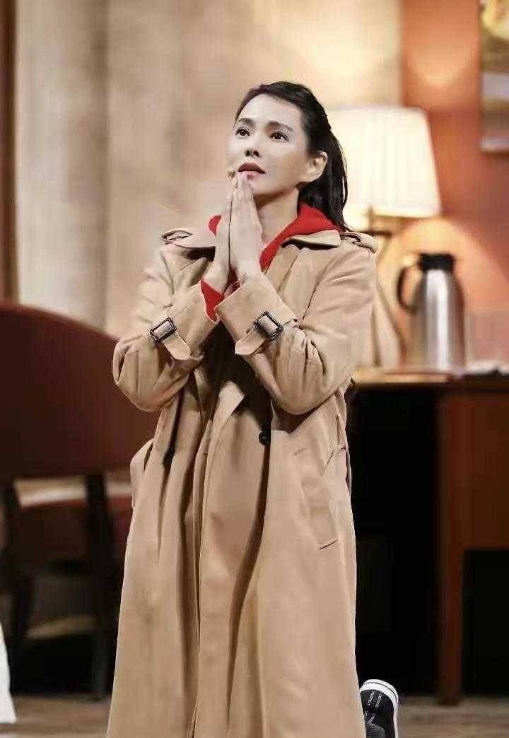 黑色|52岁伊能静真放得开，穿高开叉连衣裙A到爆，小10岁老公像同辈