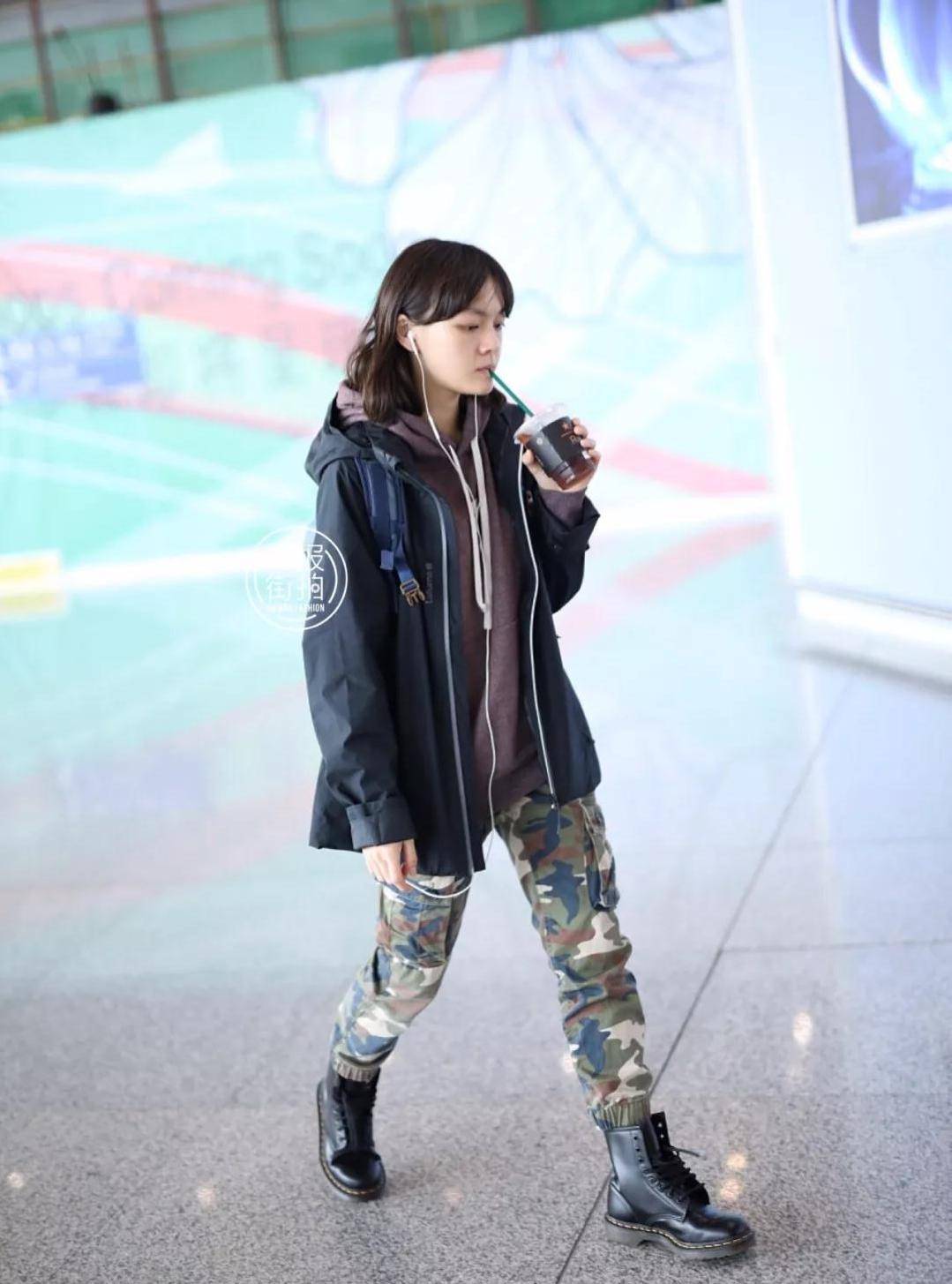 显得|真正会穿的女人都不穿阔腿裤了,这条“纸袋裤”才最火,谁穿谁美