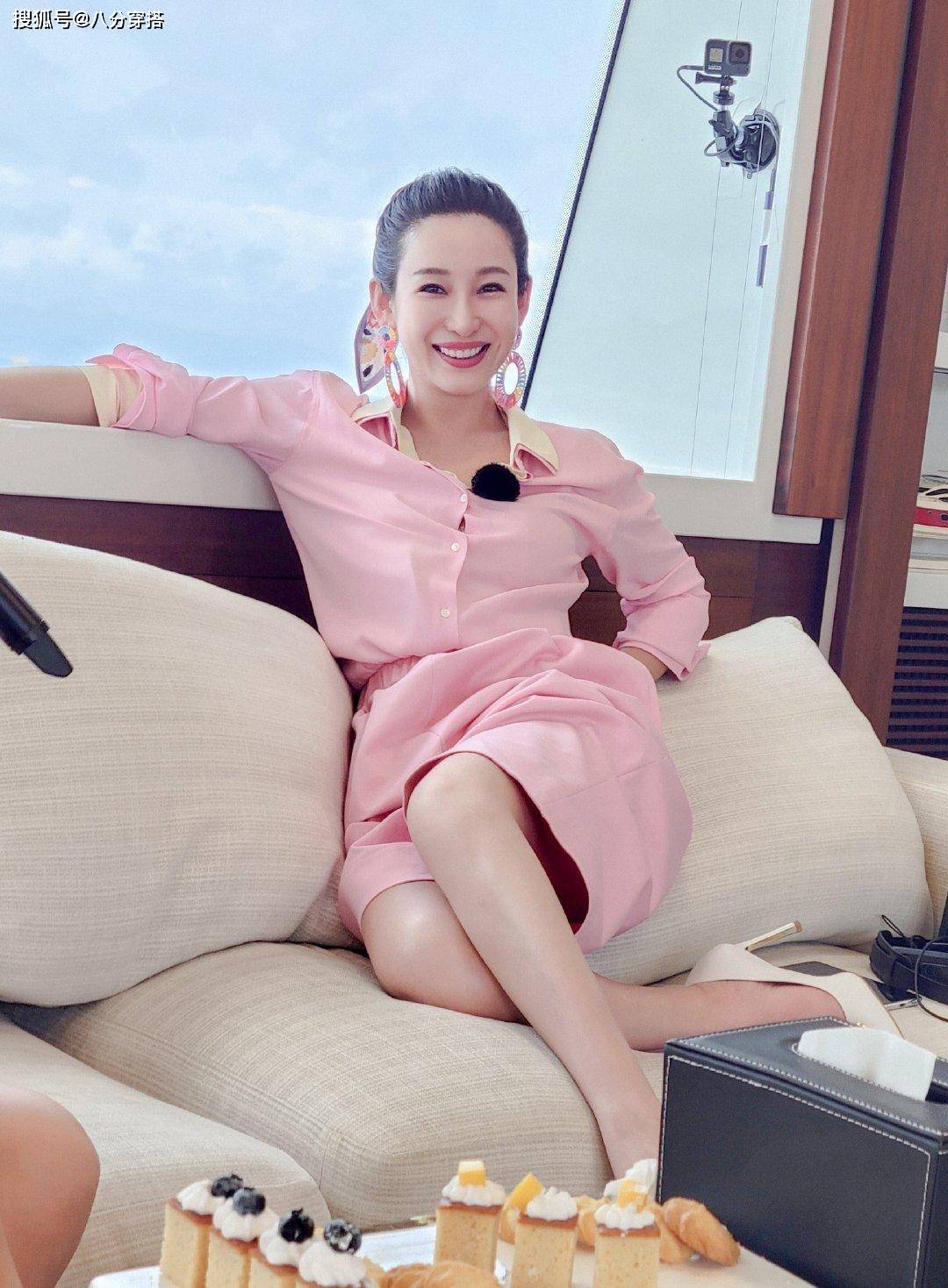 怀中|秦海璐可真幸福呀！穿玫红色长裙依偎在老公怀中，真是小鸟依人