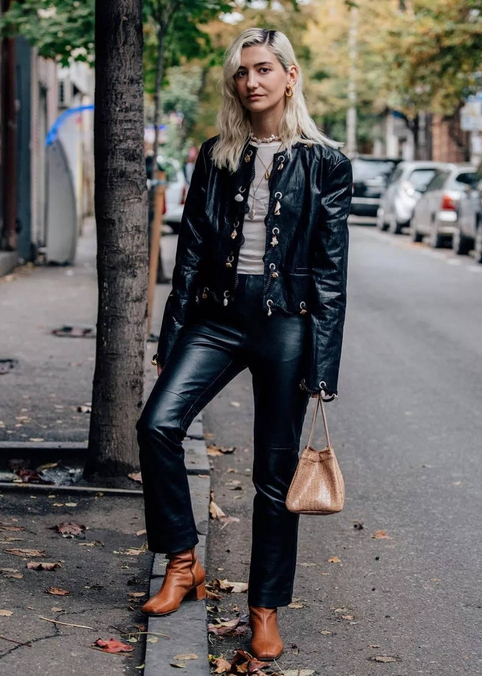 大衣|比马丁靴高级10倍，今年这双“靴子”才是主流，复古摩登谁穿谁美