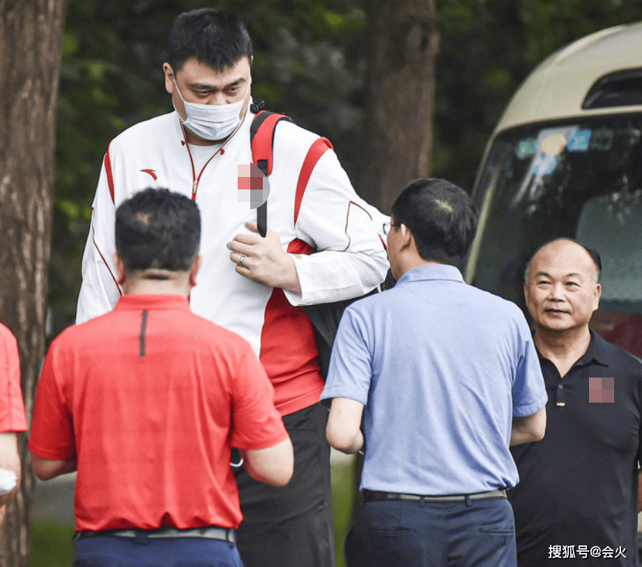 40岁姚明罕见现身胖一圈!脸部变宽肚腩圆滚