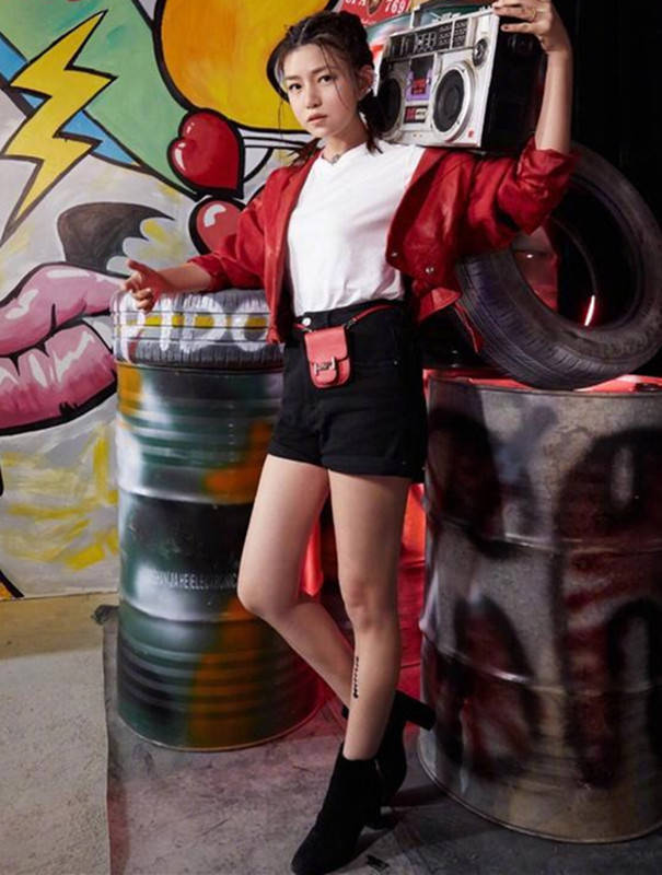 牛仔|佩服陈妍希,“脱了线”的牛仔短裤穿着就出门,还真赚足了眼球