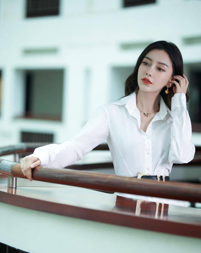 贵妇|珠圆玉润的baby更惹人爱，穿白色衬衫裙藏不住“贵妇感”